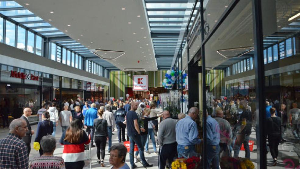 Das Einkaufszentrum »Ems-Park« in Nüttermoor war heute zur Wiedereröffnung nach einem Komplett-Umbau bereits am frühen Vormittag zeitweise gerappelt voll. © Foto: Ammermann