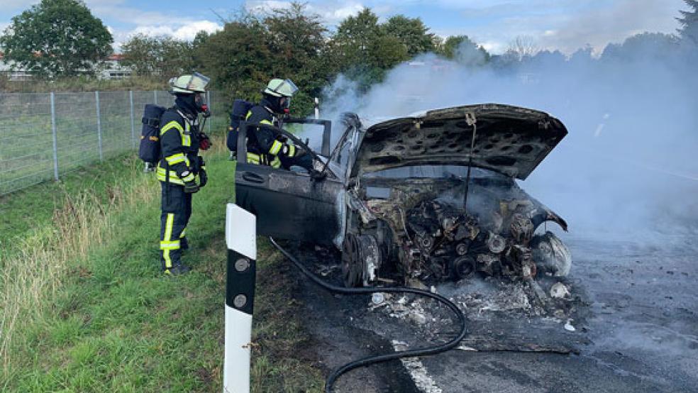 Die Feuerwehr hatte die Flammen zwar schnell unter Kontrolle, der Wagen brannte aber vollständig aus. © Foto: Feuerwehr