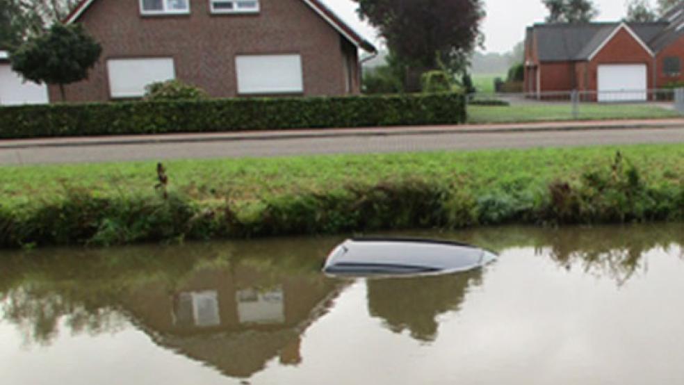Beim Versuch, ihren wegrollenden Wagen zu stoppen, ist eine Frau schwer verletzt worden. Der Opel Zafira versank im Nordgeorgsfehnkanal. © Foto: Polizei