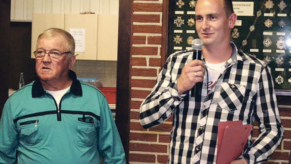 Als Gründer und Organisator des Straßenmannschaftsschießens hat Georg Janssen (links) den Staffelstab an Matthias Meyer weitergeben. © Foto: Schützenverein Diele