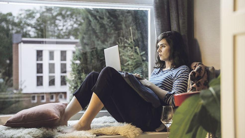 Obwohl Emmi (Nora Tschirner) verheiratet ist, lässt sie sich auf Leo ein.  © Foto: Sony Pictures.