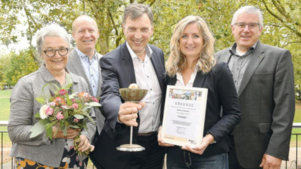 Präsentieren stolz den BGW-Gesundheitspreis: (von links) Hilke Boomgaarden, Vorsitzende der Mitarbeitervertretung, Mathias Fühner, Leitender Physiotherapeut und BGM-Beauftragter, Dieter Brünink, Geschäftsführer, Sarah Sebeke aus der kaufmännischen Abteilungsleitung und Pflegedirektor Andreas Dörkßen. © Foto: BGW