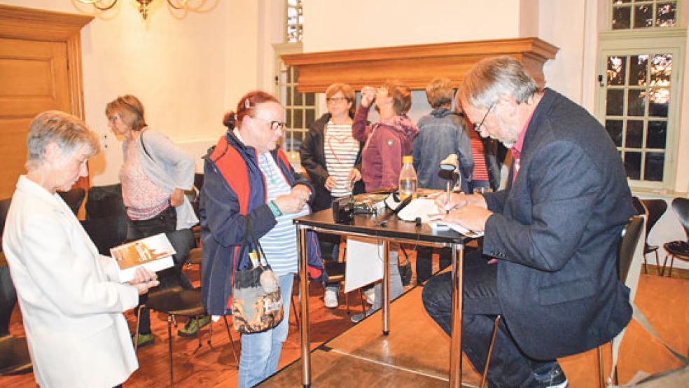 Wolfgang Santjer schrieb in der Pause fleißig Autogramme. © Foto: Himstedt