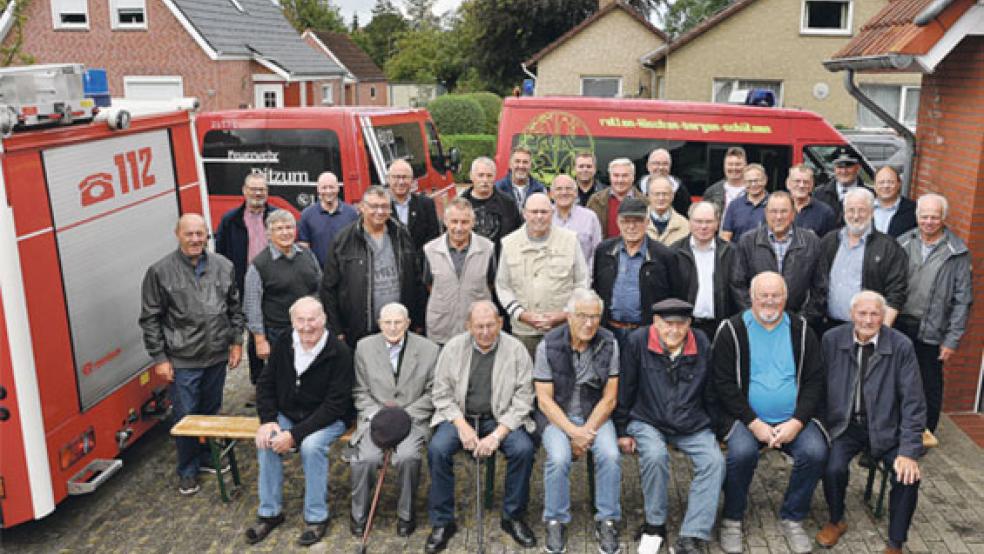 Wiedersehen nach langer Pause: Die Alterskameraden der Jemgumer Feuerwehren trafen sich jetzt in Holtgaste und erinnerten sich an vergangene Zeiten. © Foto: Wolters