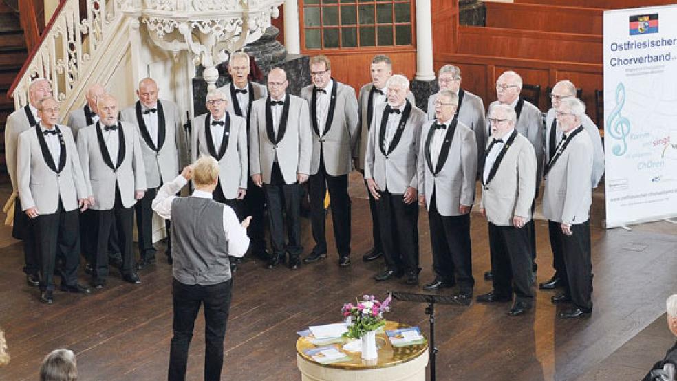 Der Männergesangsverein Harmonie aus Weener gab Lieder unter der Leitung von Dirigent Alexander Hanschke zum Besten.  © Fotos: Wolters