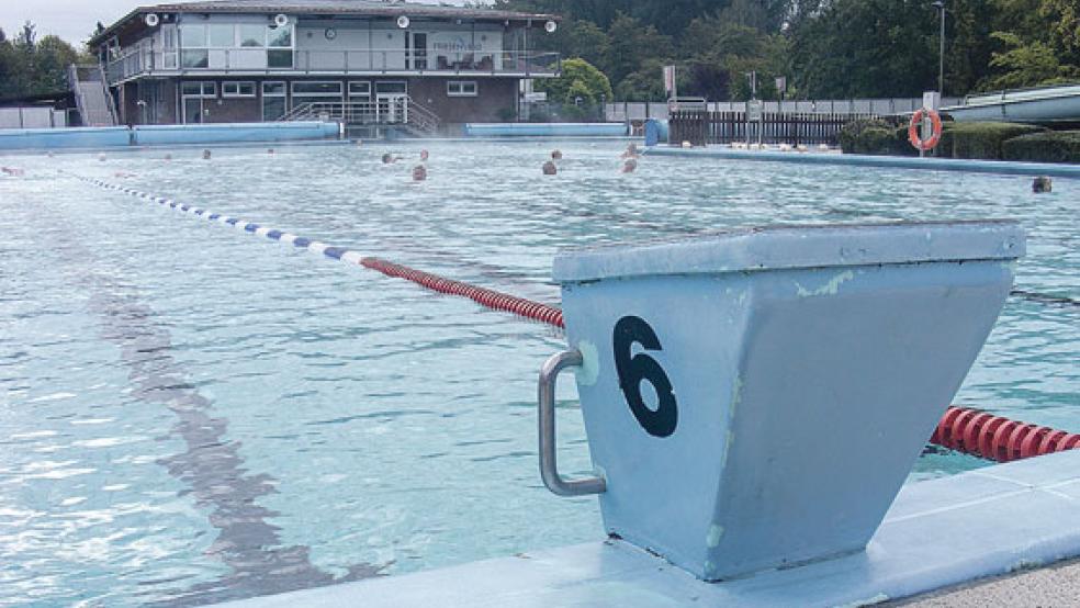 Das Friesenbad in Weener mit seiner insgesamt 1200 Quadratmeter großen Wasserfläche hat noch bis zum morgigen Sonnabend um 18 Uhr geöffnet. Dann endet die Freibad-Saison, bevor es Mitte April 2020 weitergeht. © Foto: Szyska