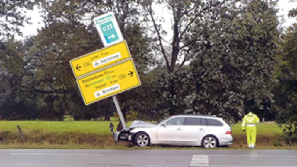 Ein Autofahrer aus Aurich hat heute Morgen dieses Verkehrsschild gerammt. Die Polizei leitete gleich zwei Strafverfahren ein.  © Foto: Polizei