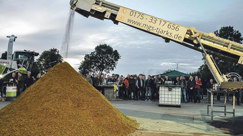 Auf dem Hof von Georg Sterrenberg in Vellage drehte sich am Donnerstagabend alles um das Thema »Effiziente Nutzung von Wirtschaftsdüngern«. Das Interesse war riesig.  © Fotos: Boelmann