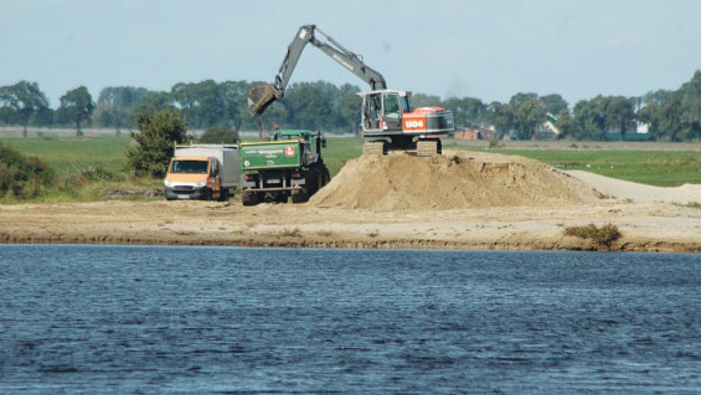 Die Tiefbaufirma Würdemann aus Ostrhauderfehn fährt derzeit wieder viel Sand in Boen ab. Die Abbaugenehmigung läuft noch bis Ende 2025. © Foto: Szyska