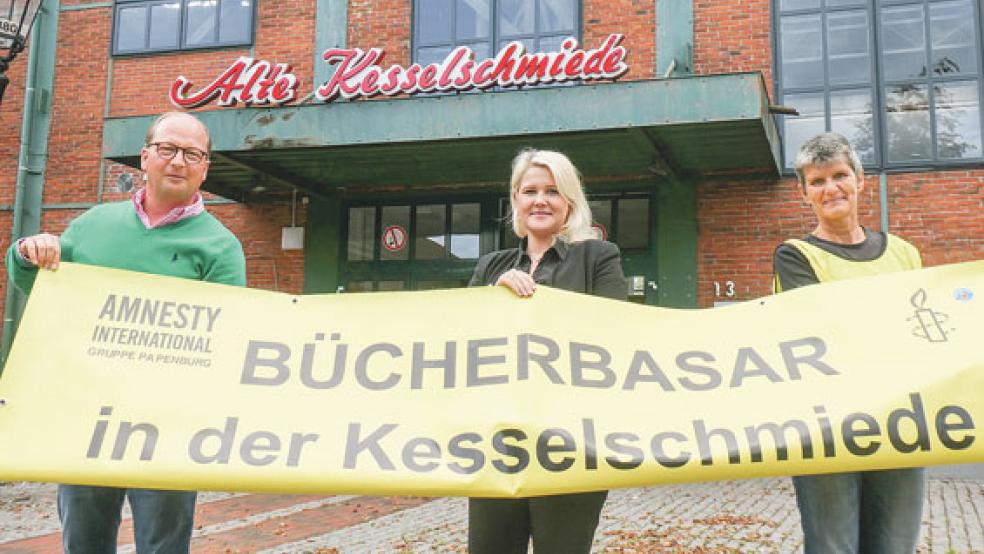 Die Veranstalter des Bücherbasars Arne Zierow, Kirsten Hanneken und Mechthild Germann hoffen auf viele Besucher. © Foto: Amnesty Papenburg
