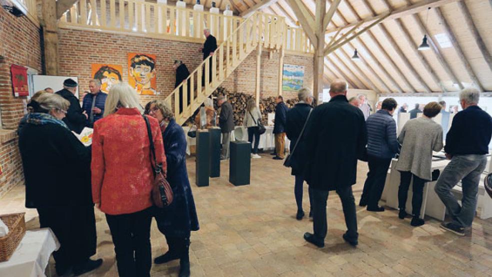 Das Ambiente der Kunstscheune bietet einen rustikalen und interessanten Kontrast zur ausgestellten Kunst. © Foto: privat