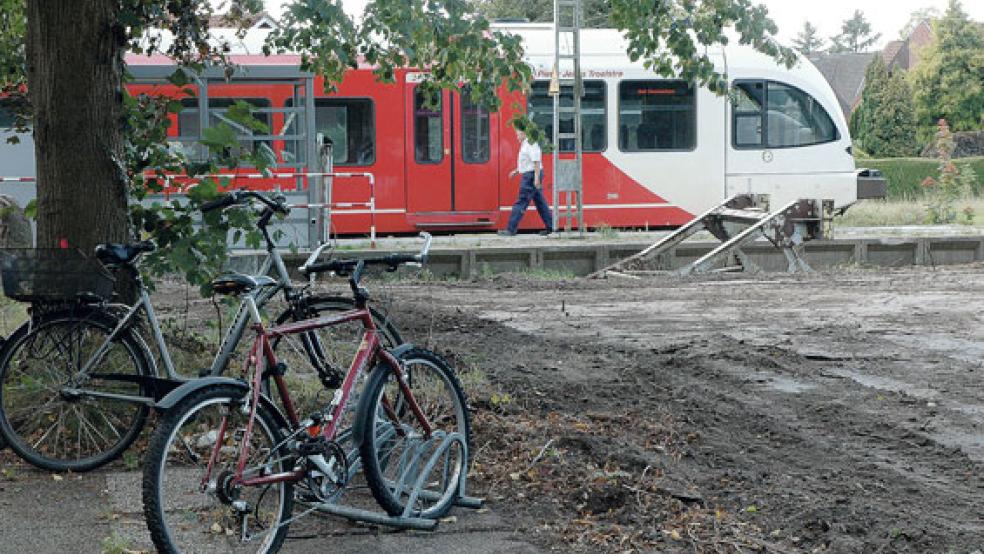 Freie Sicht: Die Büsche und Sträucher an der Straße »Am Bahnhof« wurden in den vergangenen Tagen bereits weitgehend entfernt. In Kürze sollen hier die Bauarbeiten für einen barrierefreien Bahnsteig beginnen. © Foto: Szyska
