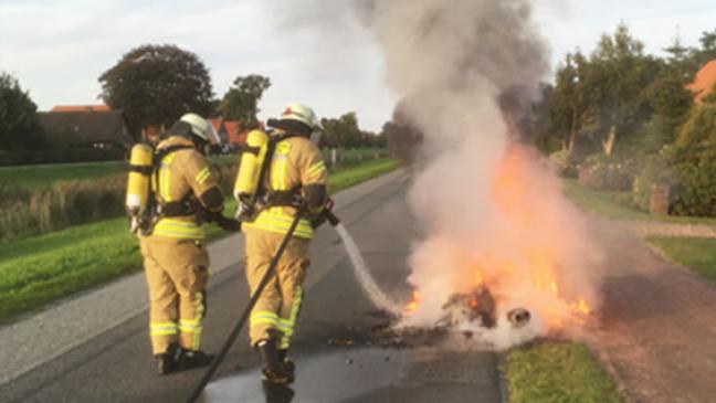 Motorrad gerät auf Fahrt in Brand