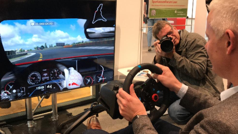 Fahrspaß: Landrat und bekennender E-Auto-Fan Matthias Groote konnte am Fahrsimulator mal richtig auf die Tube drücken. Ein Verbund von Schulen präsentierte sich unter dem Dach des Software-Netzwerkes Leer. © Hanken