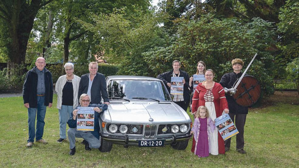 Das Organisationsteam freut sich auf den Michaelismarkt am kommenden Wochenende. Das Foto zeigt von links: Derry und Elly Meter, Evert Pastoor (Werbegemeinschaft), Marktmeister Hinderk Leemhuis, Joachim Steffen und Xenia Nording von der Stadt Weener sowie Mandy Grijze mit der kleinen Talea und Ingo Meyer (Heimat- und Kulturverein »mitnanner«). © Foto: Stadt Weener