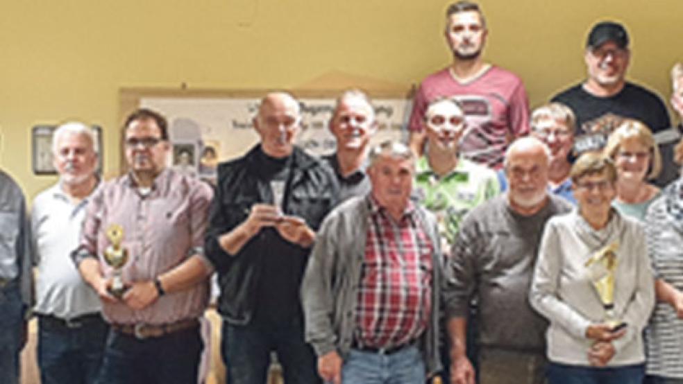 Die Sieger des Straßenmannschaftsschießens mit Matthias Meyer (Organisator), Wilfried Meijer (Vorsitzender) und Hinrich Sap (Sportleiter). © Foto: privat