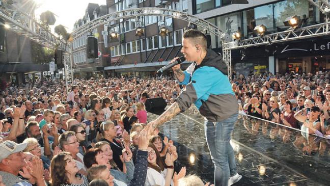 Mode und Musik: Sängerin Kerstin Ott begeisterte Publikum bei langer Einkaufsnacht in Leer