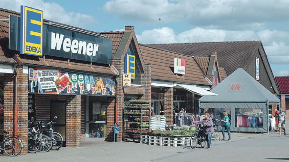 Das Einkaufszentrum an der Neuen Feldstraße in Weener wurde 1994 errichtet. Das Grundstück hat eine Fläche von gut 15.000 Quadratmetern. Die aktuellen Mietflächen in dem Laden-Komplex sind gut 4300 Quadratmeter groß, es sind 304 Pkw-Stellplätze vorhanden. Die Entwicklungsgesellschaft »Gilde Investors« plant nun einen kompletten Neubau. © Foto: Szyska