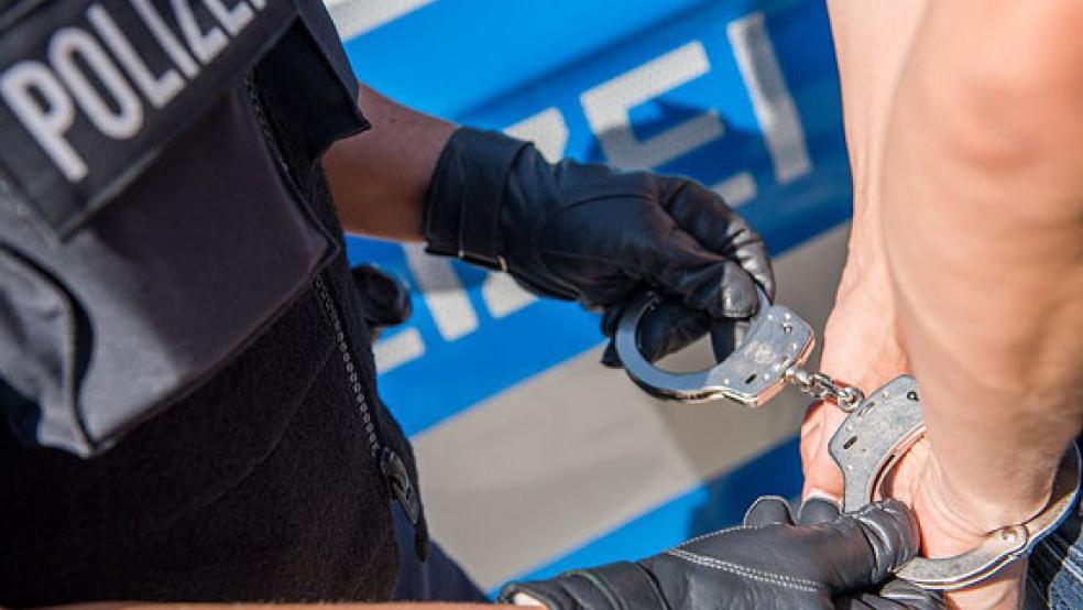 Nach einer Gewalttat in Norddeich schwebt eine 32-jährige Frau in akuter Lebensgefahr. Der mutmaßliche Täter, ein 34-jähriger Mann, wurde vorläufig festgenommen. © Symbolfoto: Polizei