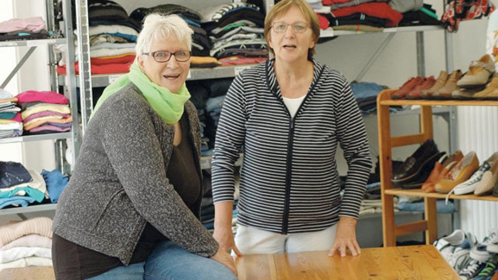 Die »Kleerstuuv«-Frauen Gisela Hochmann (links) und Karin Hinderks öffnen am kommenden Freitag zum letzten Mal die Türen des Ladens an der Oberfletmer Straße in Jemgum. Neue Räumlichkeiten haben sie noch nicht gefunden, sind für Angebote aber offen. © Foto: Szyska