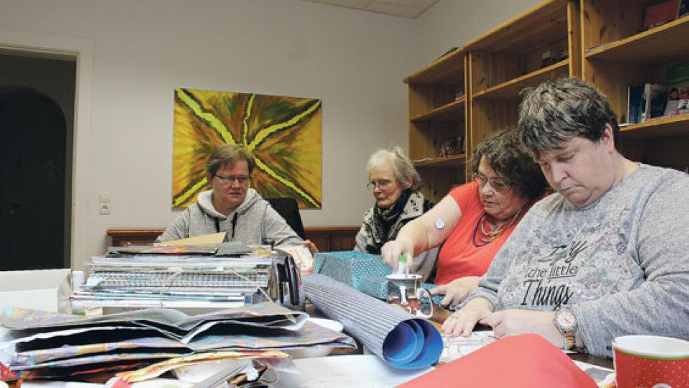 Die Frauen der Begegnungsgruppe basteln an ihren »Depressions-Kartons«. Das Foto zeigt von links Monika Lichte, Inge Eichler, Stella Bornemann-Brandstrup und Heike Sinning-Dobelmann. © Foto: Berents