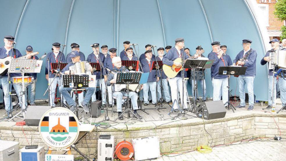 Der Bingumer Shanty Chor trat am Sonntag trotz der Jubiläumsfeier am Vorabend auf dem Hafenfest in Neuharlingersiel auf.  © Fotos: Wolters
