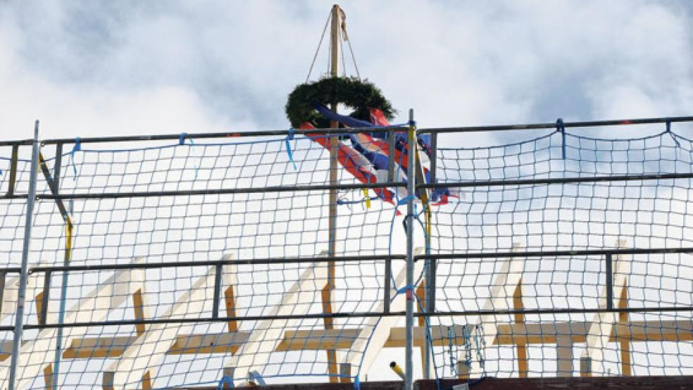 Der Richtkranz weht über dem Neubau an der Wiesenstraße in Weener  © Fotos: Boelmann