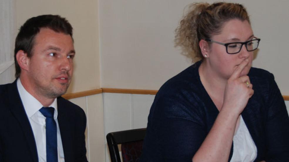 Kämmerer Ingo Großpietsch und seine Kollegin Julia Poel bei der Vorstellung des Haushaltes 2019. © Foto: Hoegen