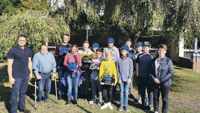 Förderverein spendet 30 Fahrradhelme an Oberschule