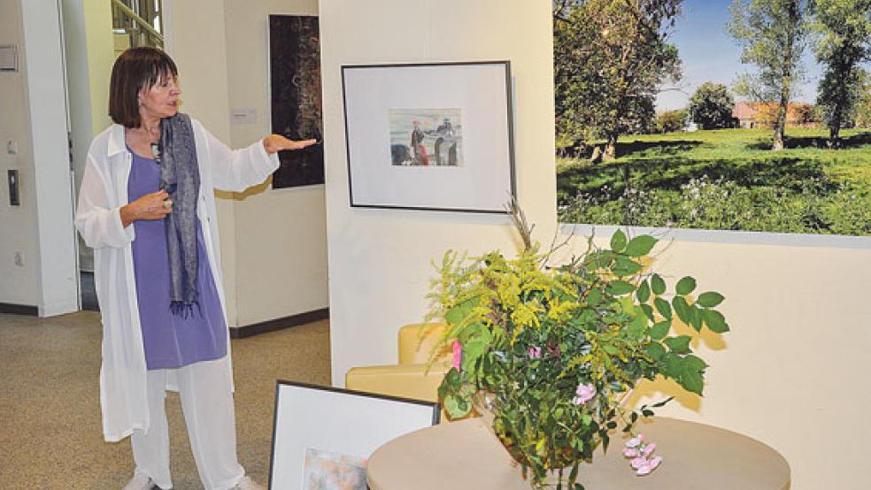 Antke Bornemann erläutert bei der Eröffnung der Ausstellung eines ihrer Bilder. Am kommenden Sonntag lädt sie zu einer öffentlichen Führung in das Krankenhaus Rheiderland ein. © Foto: Klinikum/Schmidt