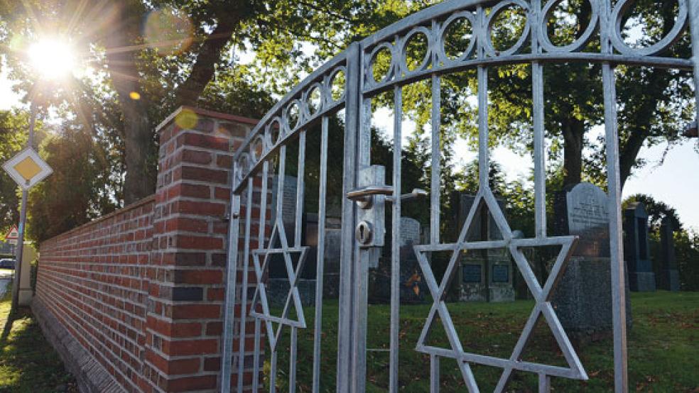 Der Friedhof am Leege Weg in Bunde wurde angelegt, nachdem die jüdische Gräberstätte in Smarlingen bei Holthusen voll belegt war und die Bunder Juden über 20 Jahre in Bad Nieuweschans bestattet worden waren. © Fotos: Wübbena (1), Szyska