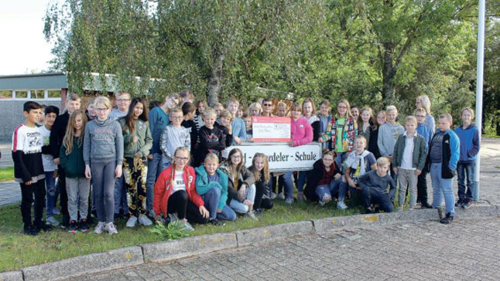Die Schüler der Carl-Goerdeler-Schule erarbeiteten am »Sozialen Tag« rund 2000 Euro für das »Kinder Paradise« von Silke Rösner (Mitte). © Foto: Berents