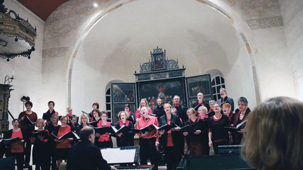 Der Chor »dacapo« singt in Bunde. Das Foto zeigt den Chor bei einem Auftritt 2017 in der Backemoorer Kirche. © Foto: privat