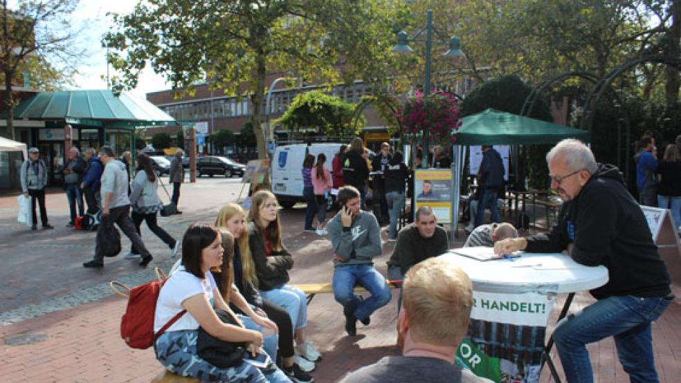 Auch die »Peer Leader« aus Ostrhauderfehn waren in Leer, um über den Klimawandel zu informieren. © Foto: Berents