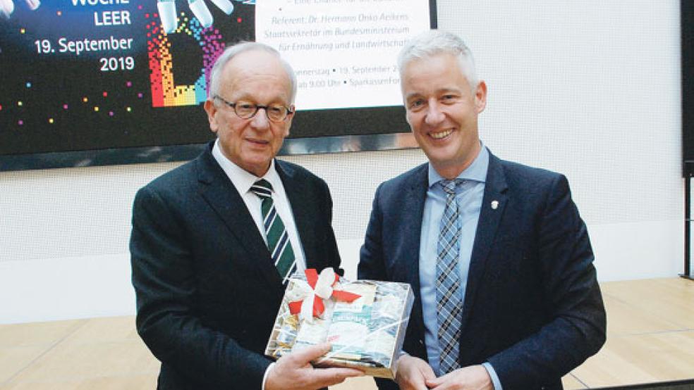 »Eine Chance für die Zukunft«: So bezeichnete Staatssekretär Dr. Hermann Onko Aeikens (links), mit Landrat Matthias Groote, die Digitalisierung der Landwirtschaft.  © Fotos: Kuper
