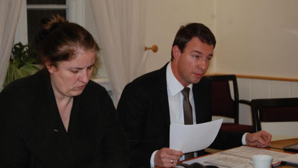 Sieht gute Perspektiven für die Finanzen der Stadt: Kämmerer Ingo Großpietsch, hier mit der Finanzausschussvorsitzenden Frauke Bock. © Foto: Hoegen