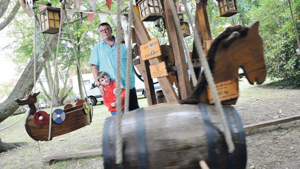 Dieses Kinderkarussell lädt zum Mitfahren ein.  © Foto: Boelmann