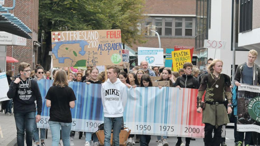 Die »Fridays for Future«-Initiative aus Leer zog gestern mit 1200 Demonstranten durch Leer. © Foto: Wolters
