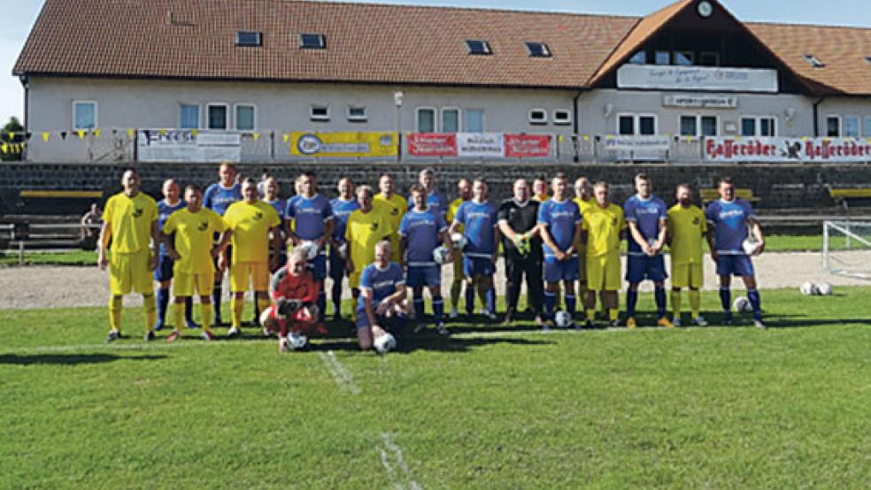Obwohl die Fußballer vor und nach der Partie kameradschaftlich zusammensaßen, wollten sowohl die Rheiderländer (blaue Trikots) als auch der SC Heudeber die Partie gewinnen.  © Foto: privat