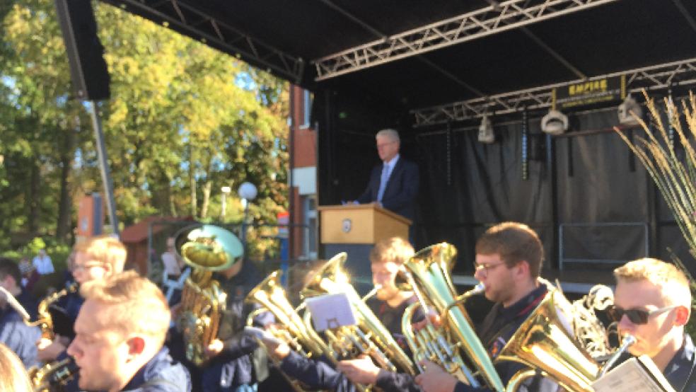 Der TurnerMusikVerein eröffnete den Markt musikalisch, im Hintergrund Bürgermeister Ludwig Sonnenberg. © Kuper