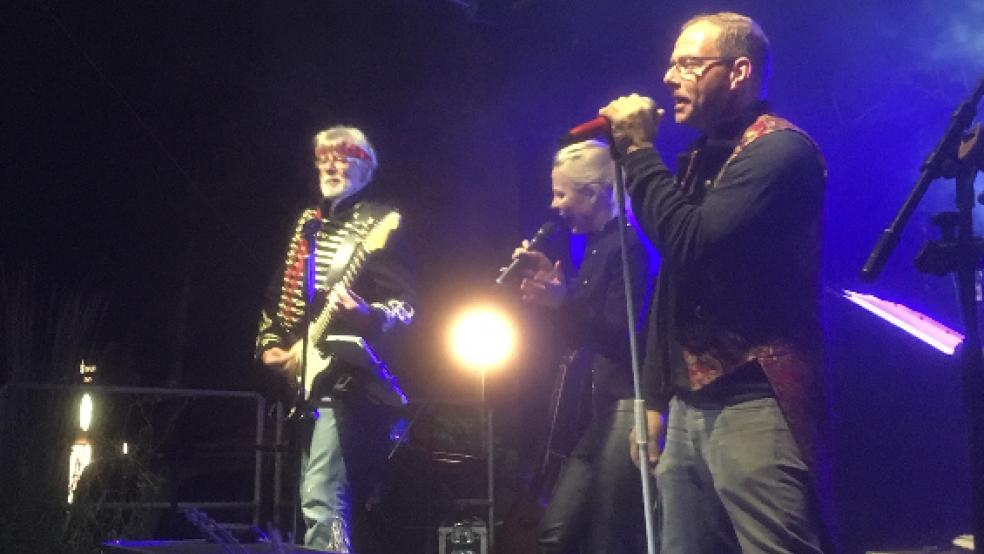 Sturmflut rocken den Michaelismarkt auf der Bühne hinter der Sparkasse. © Hoegen