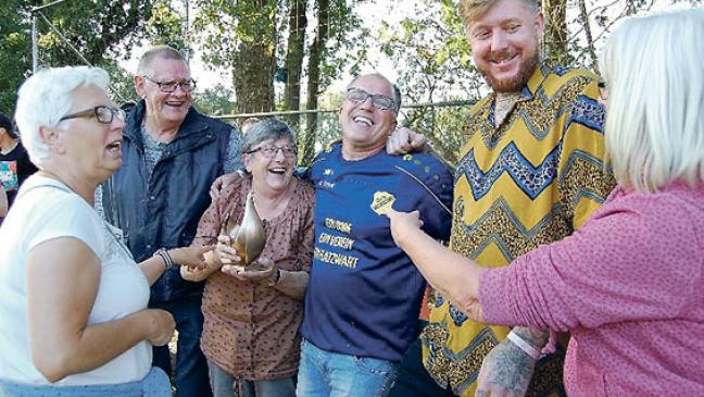 Mit Goldener Henne im Arm eingeschlafen