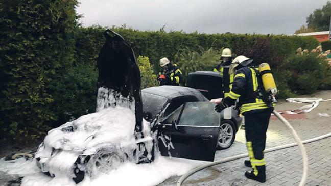 Sportwagen gerät in Brand