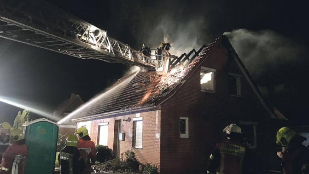 Rund 80 Feuerwehrleute waren gestern Abend in Wirdum im Einsatz. © Foto: Feuerwehr