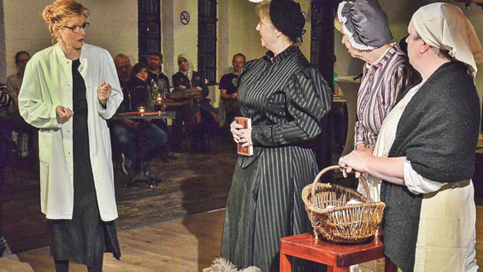 Vier Stadtführerinnen in historischen Gewändern erzählten dem Publikum Anekdoten aus ihrem Leben. © Fotos: Ammermann