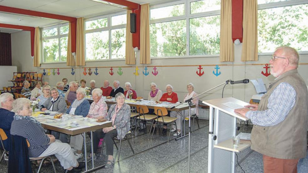 Bodo Wolters - er ist Ehrenherold des Gallimarktes - bei seinem Vortrag beim Altennachmittag in Stapelmoor. © Foto: Hoegen