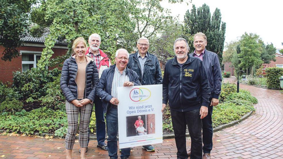 Der Verein »Open Dören« freut sich über 3050 Euro. Das Foto zeigt von links: Insa Franzen, Georg Huisinga,Hinrich Winterboer, Helmut Schoormann, Otto Sap und Gerald Sap. © Foto: Berents