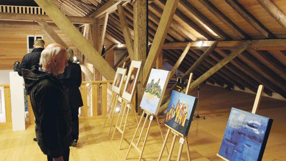 Die Kunstwerke sind zu sehen in der liebevoll renovierten Scheune und dem ehemaligen Pferdestall des Gulfhofes der Familie Gess in Jemgumgaste.  © Foto: RZ-Archiv