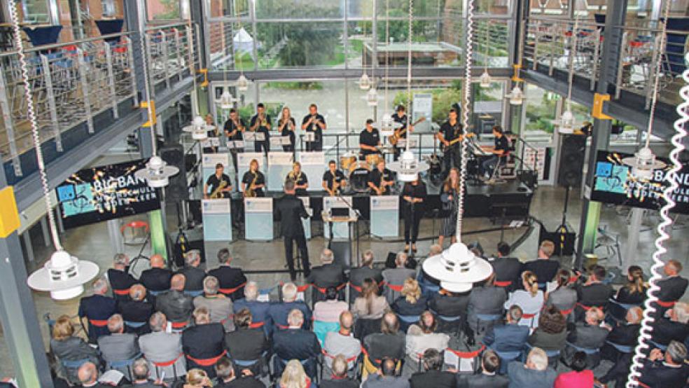 Ihren ersten öffentlichen Auftritt hatte die Big Band der Hochschule Emden/Leer unter der Leitung von Theo Buurman auf dem Festakt. © Foto: Hochschule