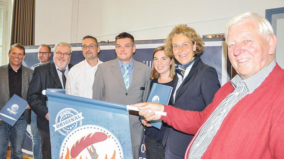 Stellten das diesjährige Programm für den 511. Gallimarkt in Leer vor (von links): Torsten Blank (Stadtverwaltung Leer), Gerd Krone (Stadtverwaltung Leer), Hillerich Bakker (stellvertretender Viehmarktmeister), Michael Meyer (Marktmeister), Anja Bollen (stellvertretende Marktmeisterin), Bürgermeisterin Beatrix Kuhl und Karl-Heinz Langenscheidt (Vorsitzender des Vereins reisender Schausteller Ostfriesland).  © Foto: Boelmann